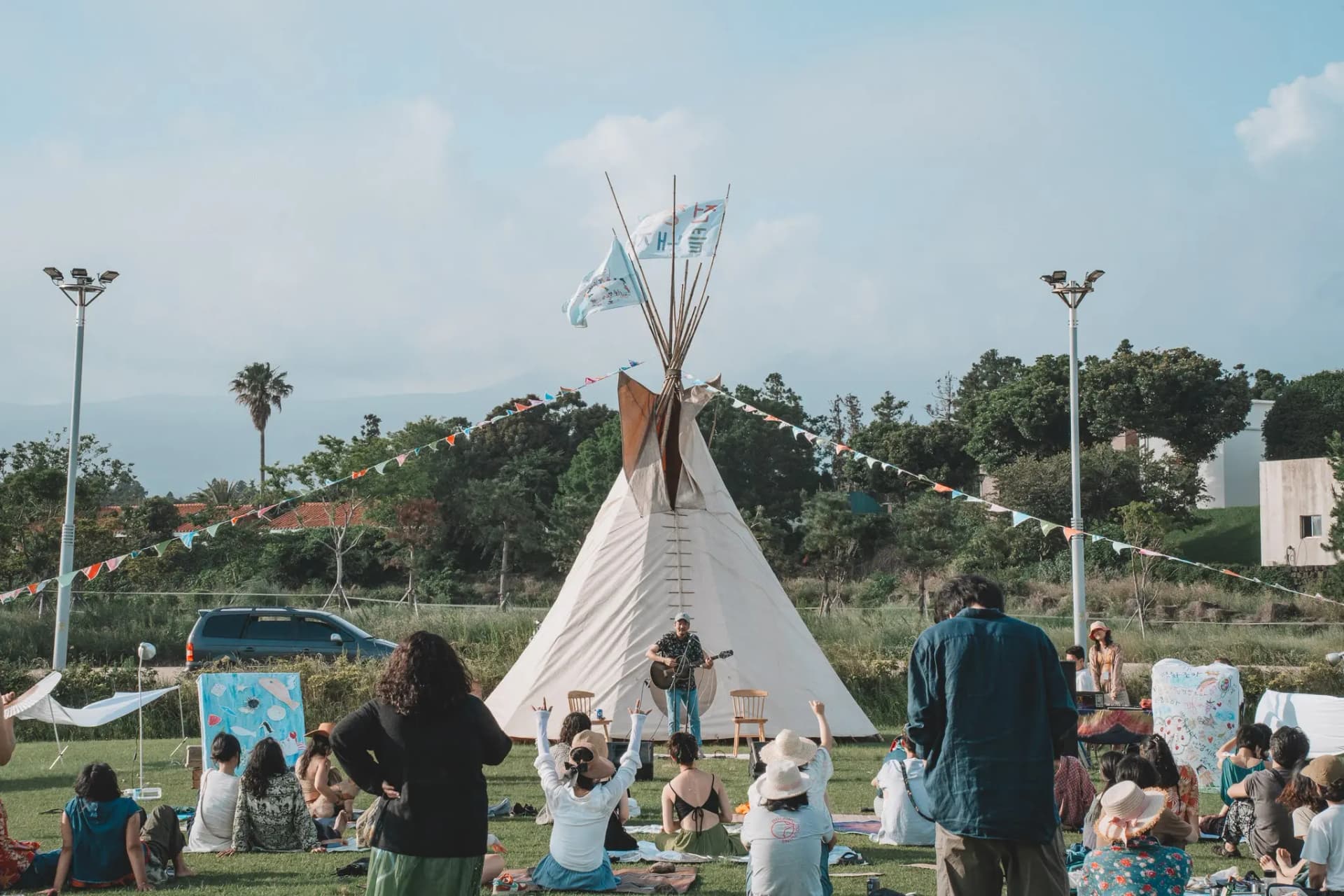 Palco do Peace Music Camp na praia da vila de Gangjeong