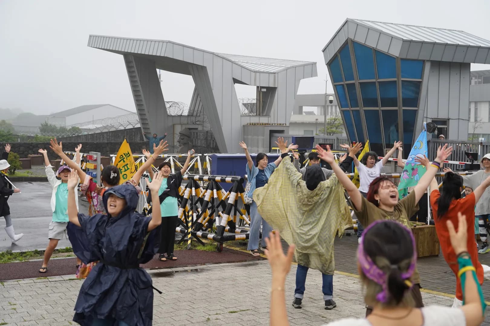 Palco ao ar livre e público no camp de Gangjeong