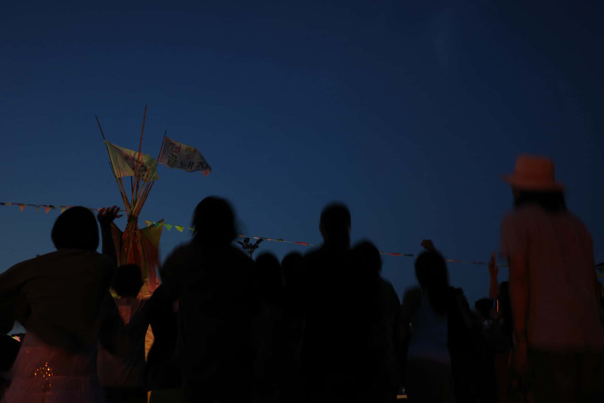 Gangjeong Peace Music Camp à noite — velas pela paz com a mensagem "Acabemos com a guerra"